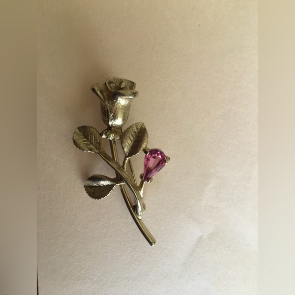Vintage rose pin. Gold with pink crystal. - Picture 1 of 4
